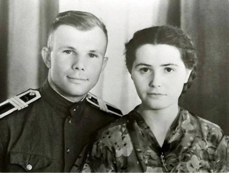 В 1981 году Валентина Гагарина написала первую книгу в память о муже / фото из семейного архива В 1981 году Валентина Гагарина написала первую книгу в память о муже / фото из семейного архива