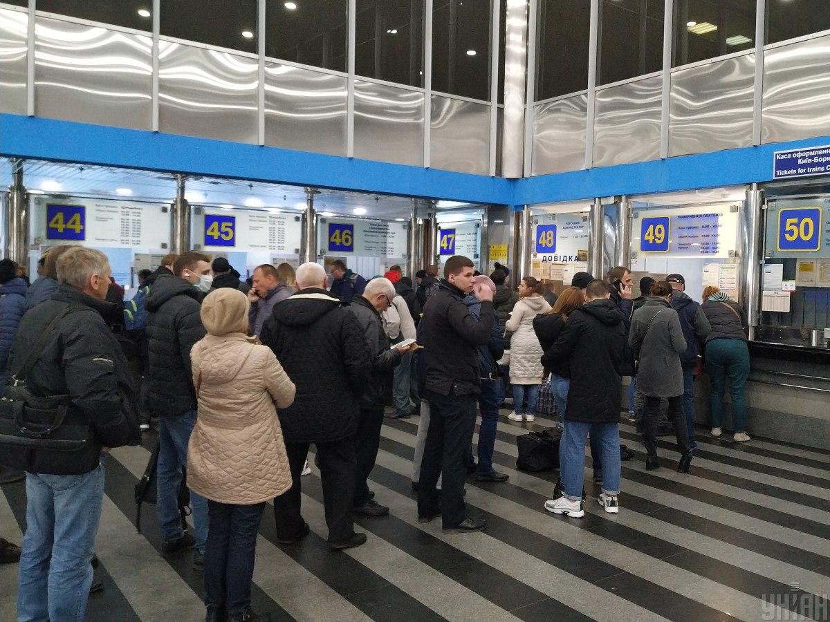УЗ продлила срок возврата билетов через кассы на отмененные из-за карантина поезда / фото УНИАН УЗ продлила срок возврата билетов через кассы на отмененные из-за карантина поезда / фото УНИАН