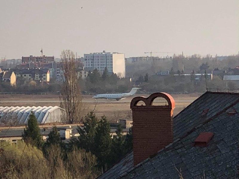 Літак, на якому Медведчук прилетів до Ужгорода / Telegram / Віталій Глагола Літак, на якому Медведчук прилетів до Ужгорода / Telegram / Віталій Глагола