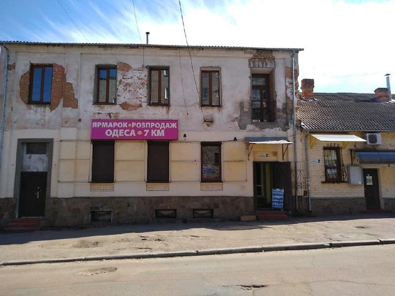 Окремі магазини торгують взуттям, одягом, косметикою / фото УНІАН Окремі магазини торгують взуттям, одягом, косметикою / фото УНІАН