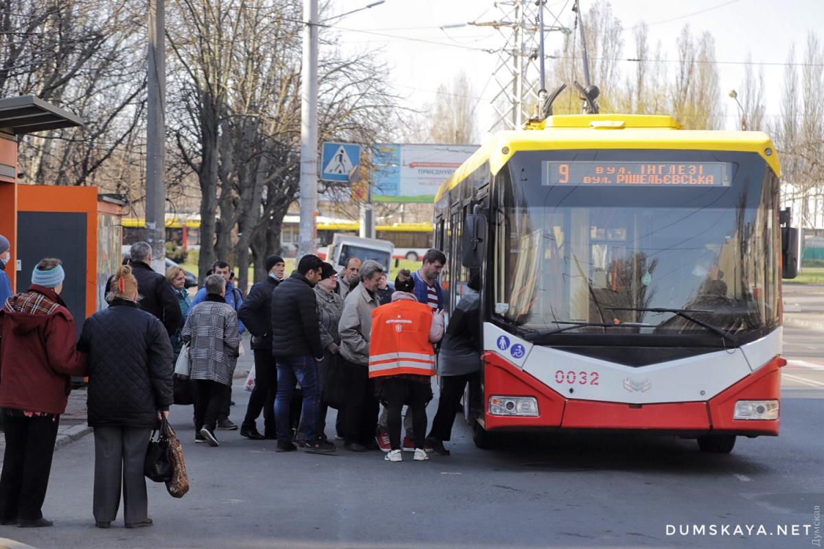 В Одессе часть общественного транспорта будет курсировать во время комендантского часа / фото Думская В Одессе часть общественного транспорта будет курсировать во время комендантского часа / фото Думская