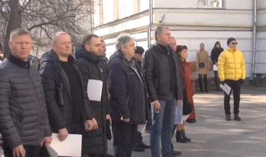 Депутаты собрались во внутреннем дворе горсовета в закрытом режиме / фото скриншот видеотрансляции