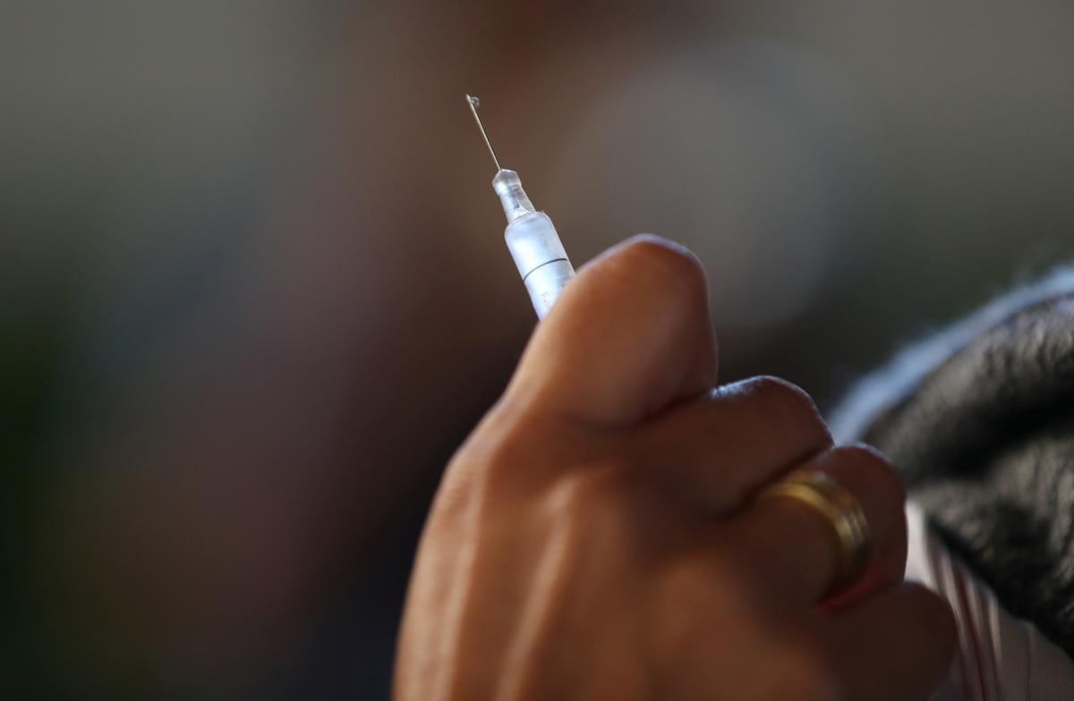 Вакцины не содержат живого вируса, уверяют в Минздраве / фото REUTERS