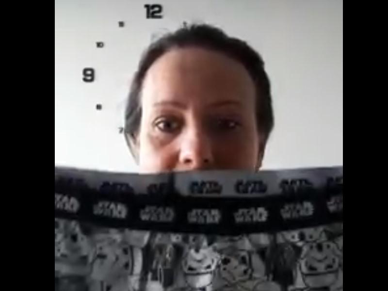Женщина натянула себе трусы на голову / скриншот из видео