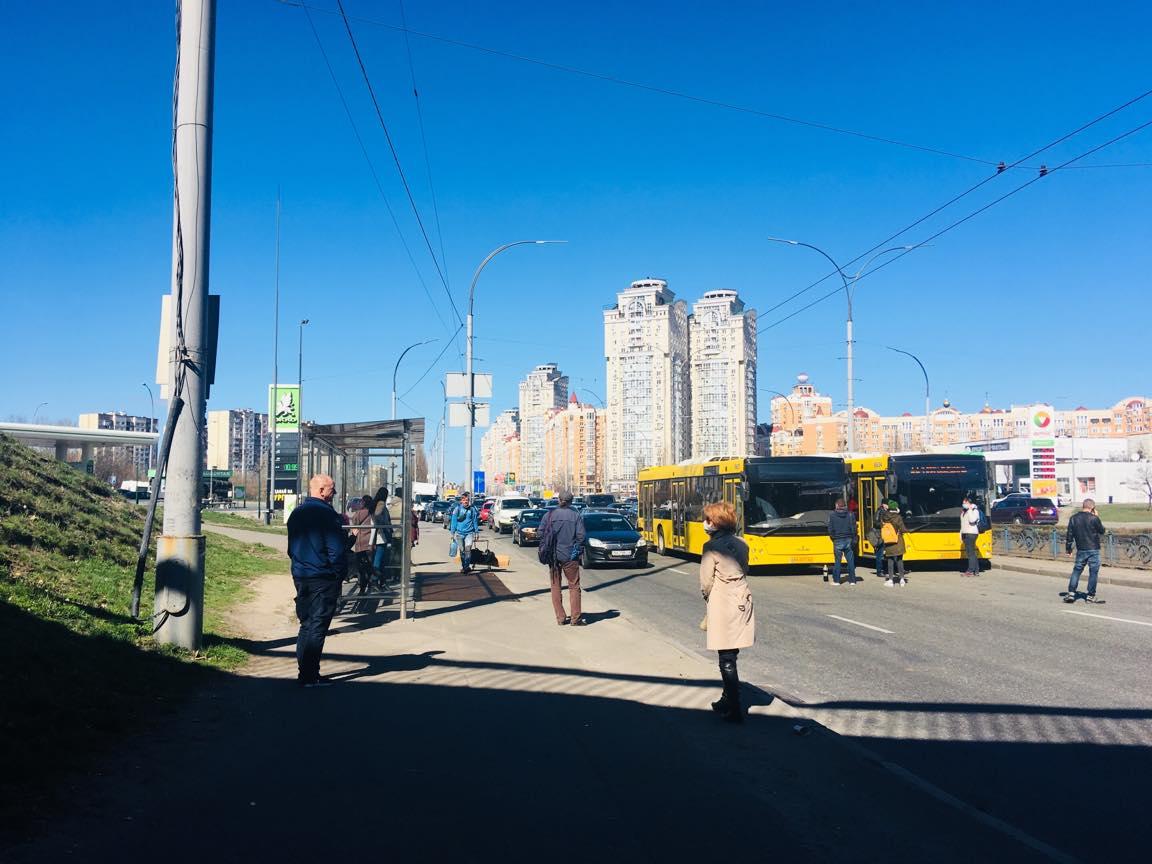 Населення блокує роботу транспорту, вимагаючи перевозити більше пасажирів за встановлені ліміти / фото facebook.com/kiev.klab Населення блокує роботу транспорту, вимагаючи перевозити більше пасажирів за встановлені ліміти / фото facebook.com/kiev.klab