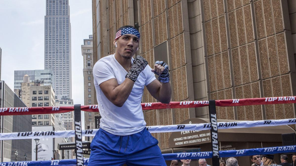 Теофімо Лопес має намір змінити вагову категорію / фото: BoxingScene Теофімо Лопес має намір змінити вагову категорію / фото: BoxingScene