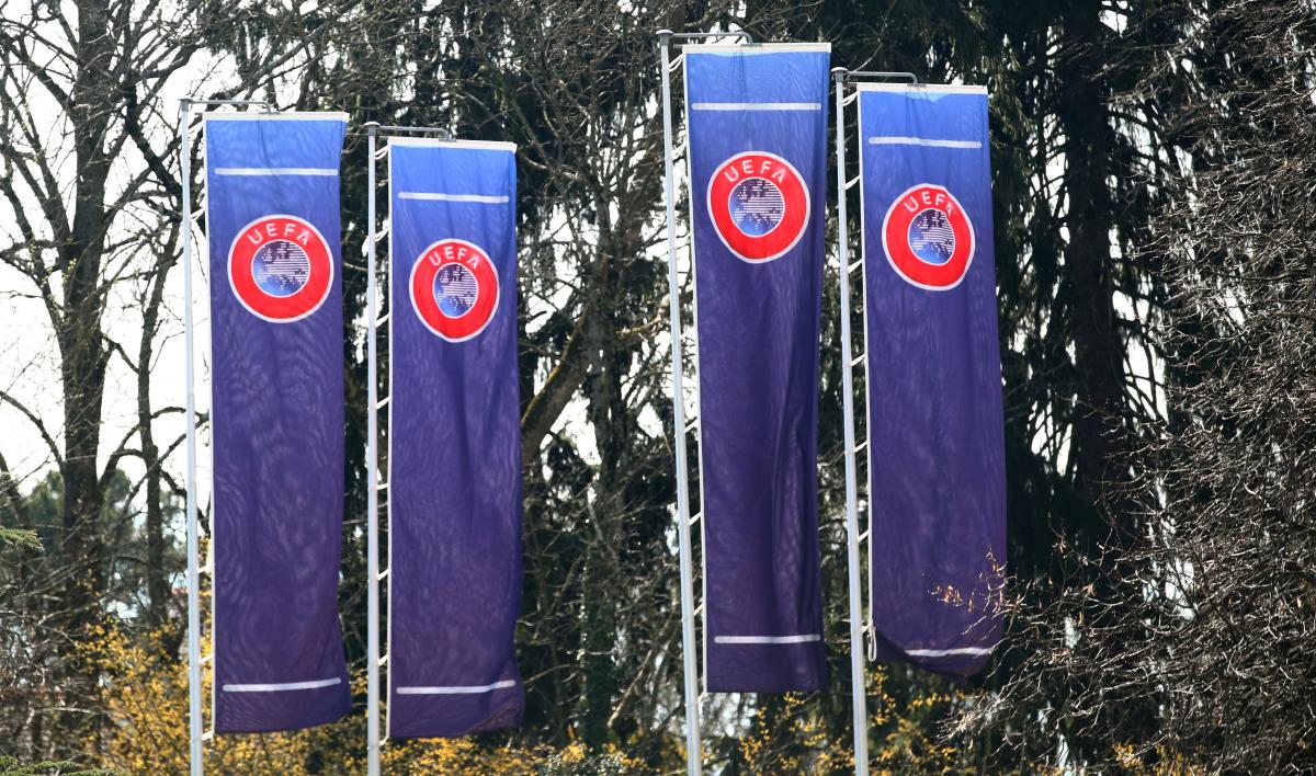 Флаги возле штаб-квартиры УЕФА / фото REUTERS