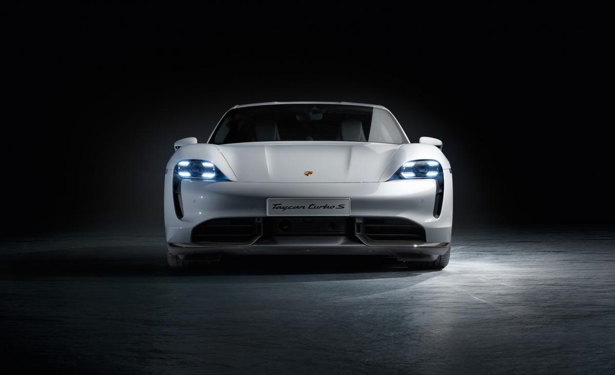 Перший електричний спорткар Porsche Taycan презентували онлайн через пандемію COVID-19 Перший електричний спорткар Porsche Taycan презентували онлайн через пандемію COVID-19