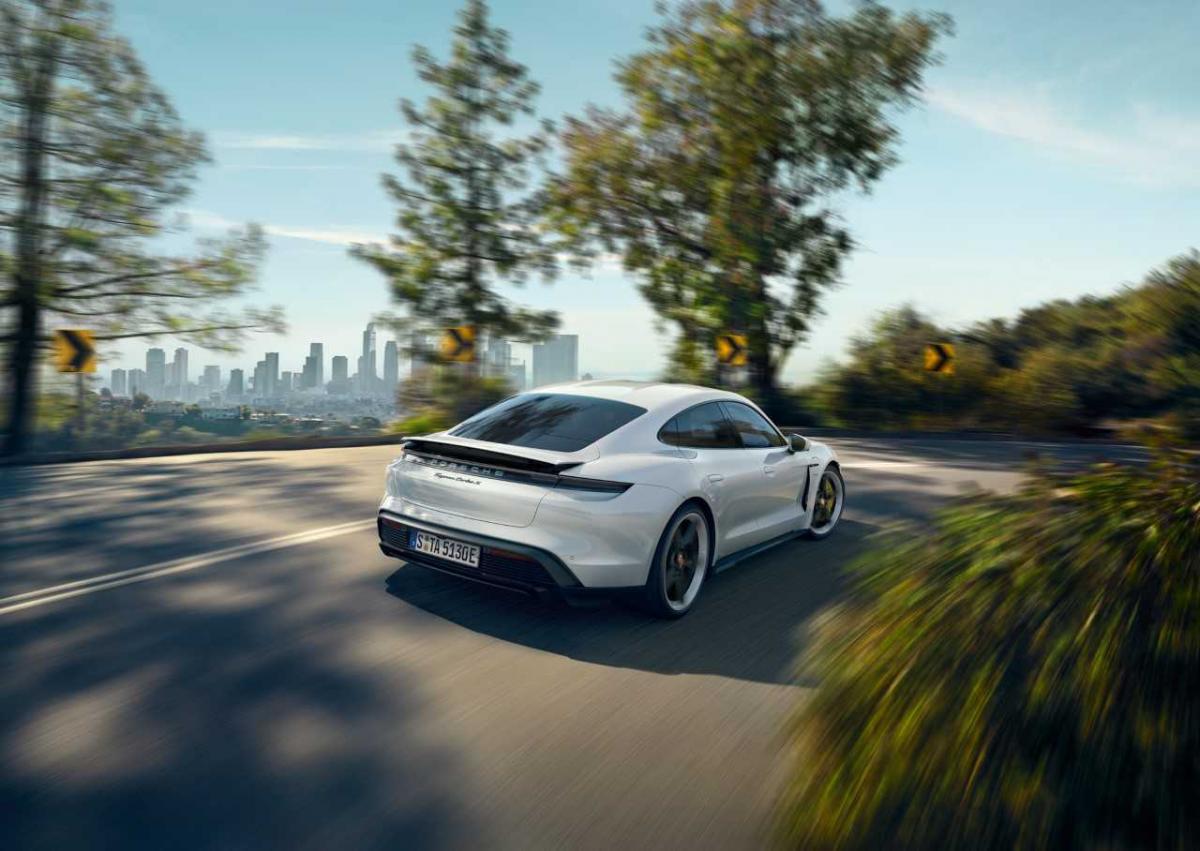 Перший електричний спорткар Porsche Taycan презентували онлайн через пандемію COVID-19 Перший електричний спорткар Porsche Taycan презентували онлайн через пандемію COVID-19