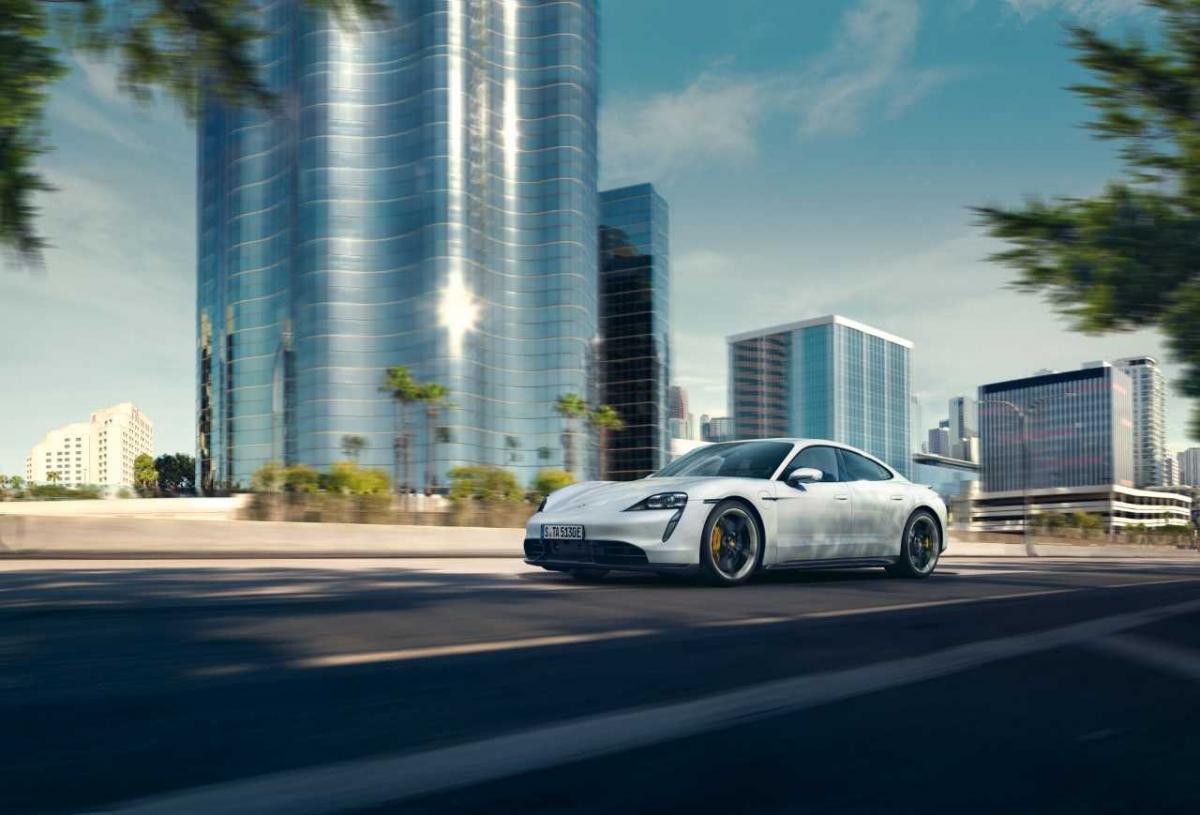 Перший електричний спорткар Porsche Taycan презентували онлайн через пандемію COVID-19 Перший електричний спорткар Porsche Taycan презентували онлайн через пандемію COVID-19