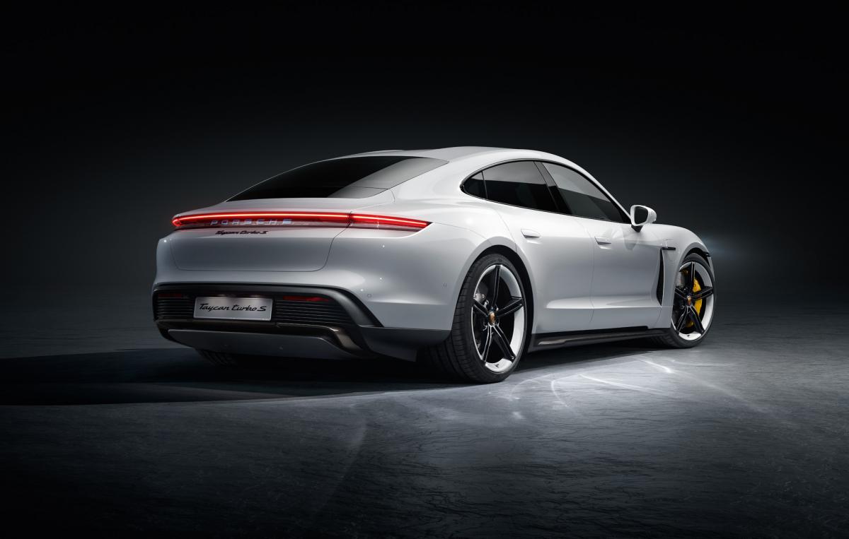 Перший електричний спорткар Porsche Taycan презентували онлайн через пандемію COVID-19 Перший електричний спорткар Porsche Taycan презентували онлайн через пандемію COVID-19