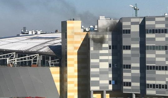 Горит ТРЦ River Mall на левом берегу столицы / фото: Главком Горит ТРЦ River Mall на левом берегу столицы / фото: Главком