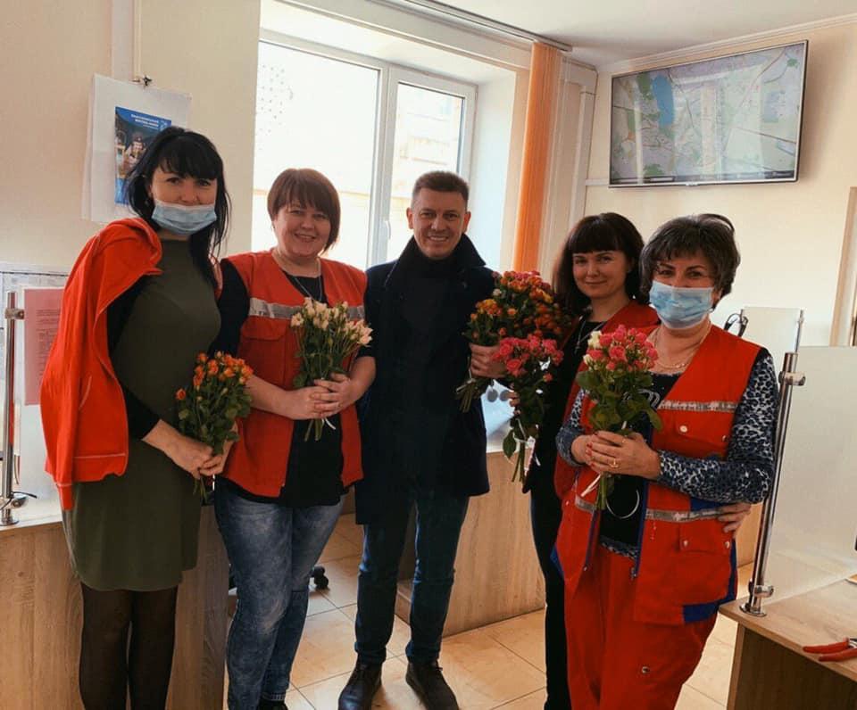 Мужчина морально поддержал медиков в нелегкий для них период / фото Facebook Владимира Болещука Мужчина морально поддержал медиков в нелегкий для них период / фото Facebook Владимира Болещука