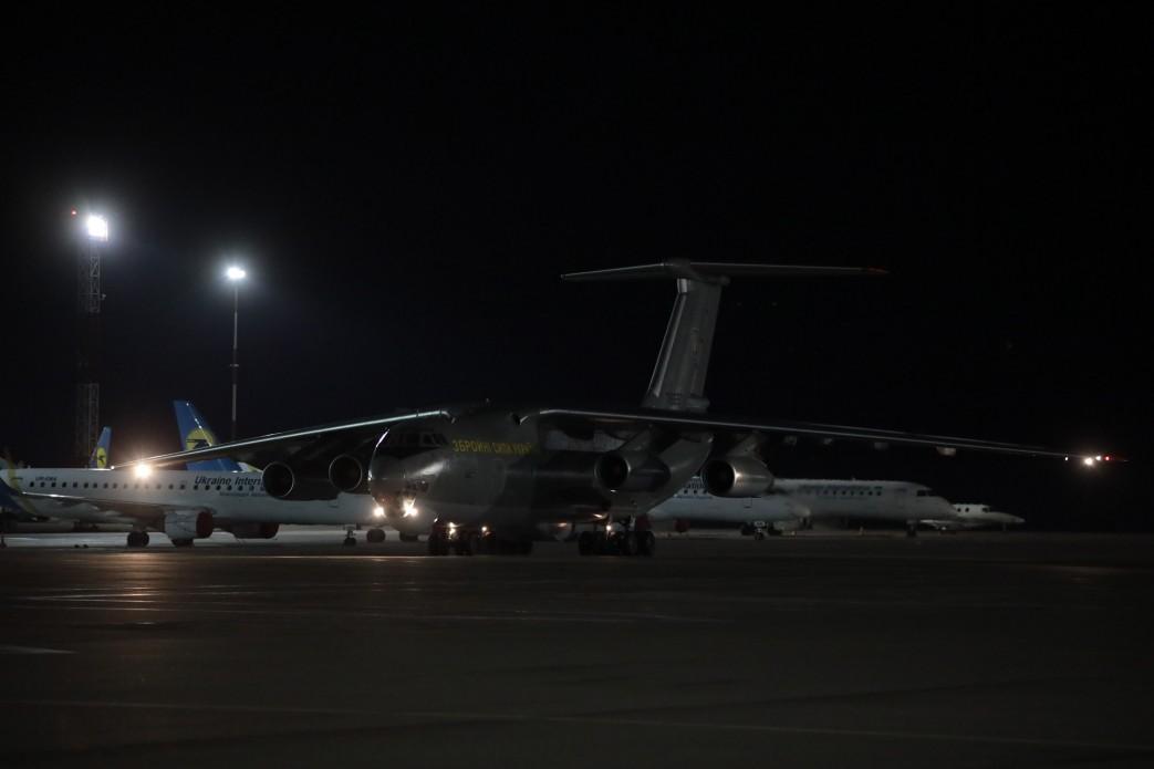 23 березня в "Бориспіль" прибув літак з Китаю, який доставив партію тестів на коронавірус і медичне обладнання / фото president.gov.ua 23 березня в "Бориспіль" прибув літак з Китаю, який доставив партію тестів на коронавірус і медичне обладнання / фото president.gov.ua