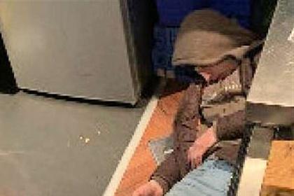 Рядом с вором лежали нож и сумка с украденными товарами / Фото: Kent Police Рядом с вором лежали нож и сумка с украденными товарами / Фото: Kent Police