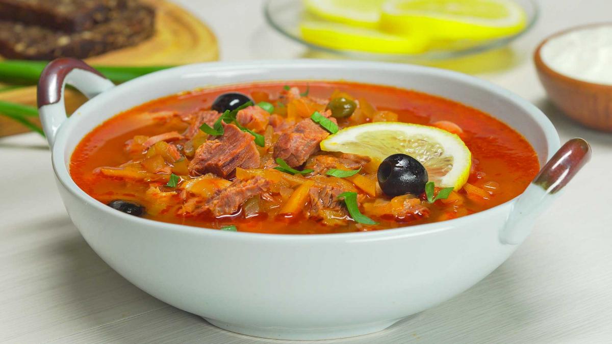 Солянка с мясом и копченостями / Фото: ssl.webflow.com Солянка с мясом и копченостями / Фото: ssl.webflow.com