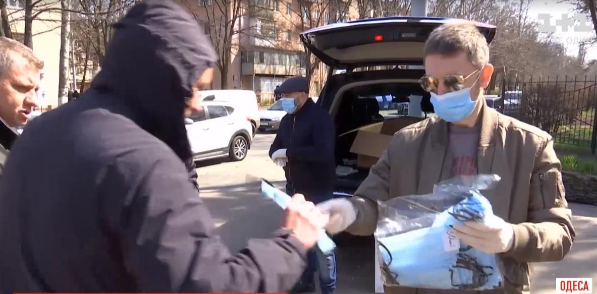 Предприниматель бесплатно раздавал маски в Одессе / скриншот Предприниматель бесплатно раздавал маски в Одессе / скриншот