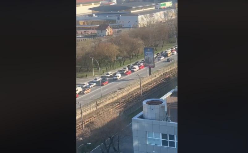 У Києві утворився величезний затор / Скріншот - Facebook, Олексій Давиденко У Києві утворився величезний затор / Скріншот - Facebook, Олексій Давиденко