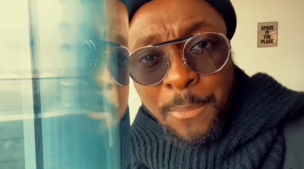 Сингл опубликован на YouTube-канале will.i.am. \ скриншот с видео Сингл опубликован на YouTube-канале will.i.am. \ скриншот с видео