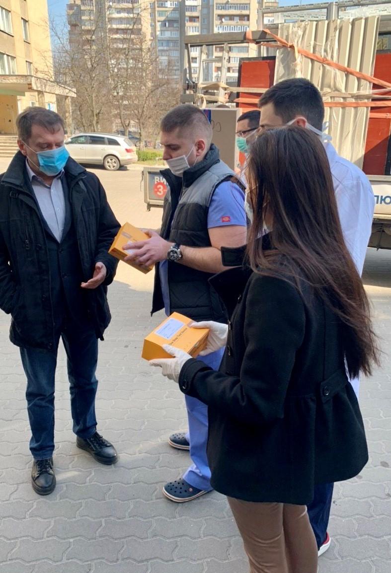 Meest привіз у Львів першу партію експрес-тестів на COVID-19 Meest привіз у Львів першу партію експрес-тестів на COVID-19