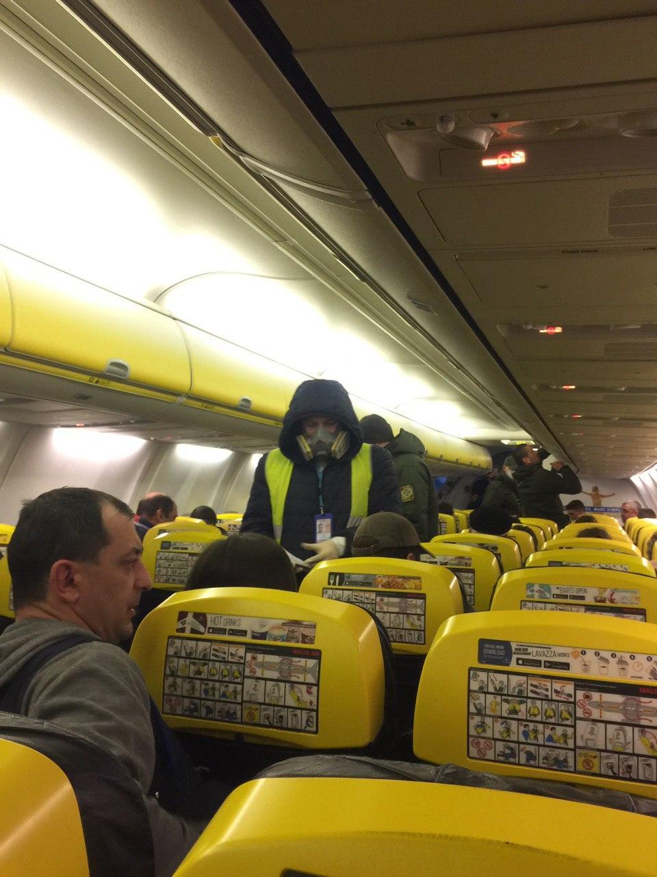 Після приземлення в аеропорту «Бориспіль», всіх пасажирів попросили залишатися на місцях \ Олександр Куницький