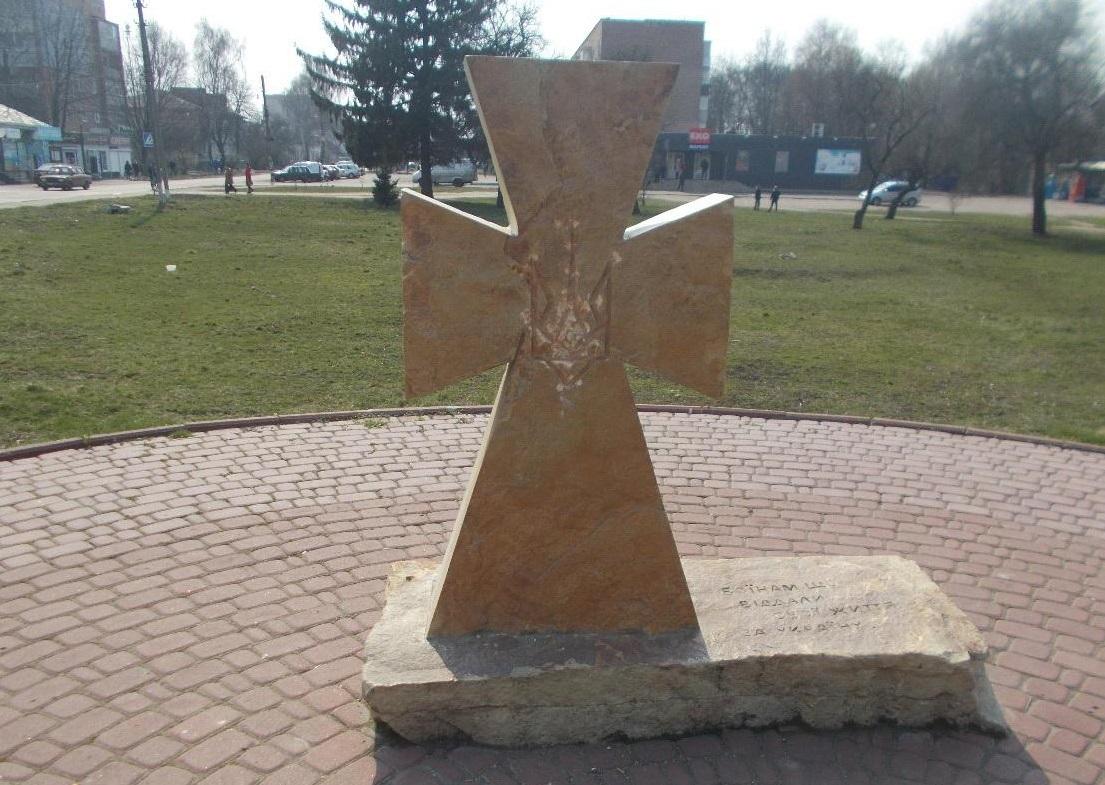 Полиция разыскивает злоумышленника, который повредил памятник / фото ГУ НП в Сумской области Полиция разыскивает злоумышленника, который повредил памятник / фото ГУ НП в Сумской области
