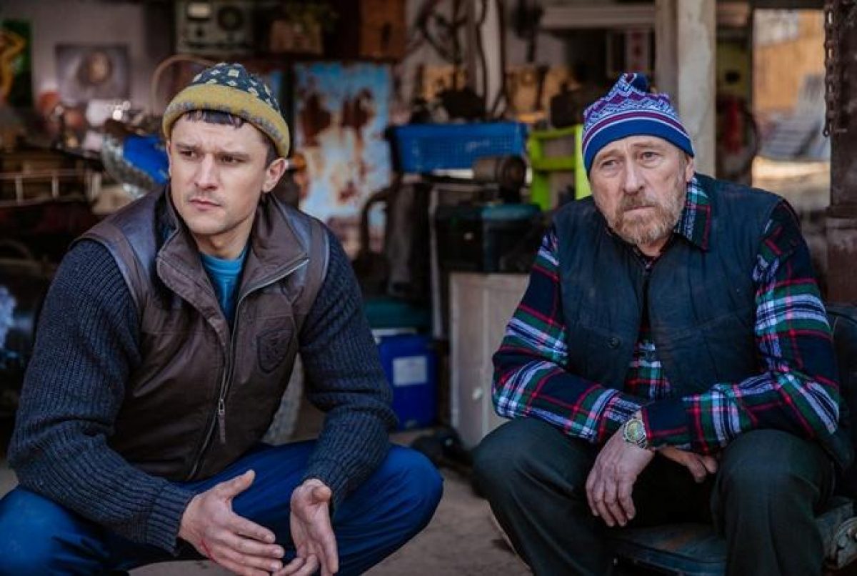 Мини юбка киген сексуалды хатшылар