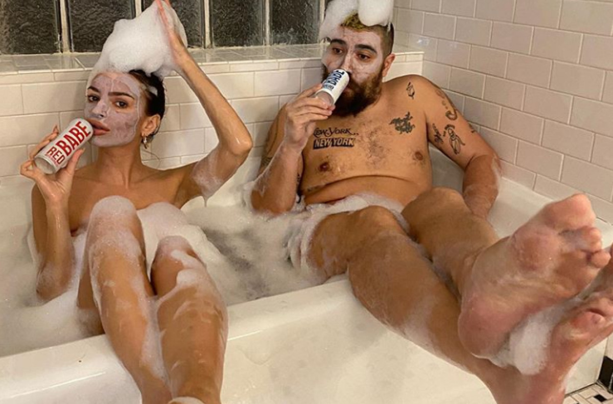 Эмили Ратаковски снялась голая в ванне - фото