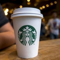 Из-за коронавируса Starbucks будет продавать кофе только в одноразовых стаканах