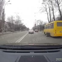 В киевской маршрутки на полном ходу отвалилось колесо (видео)