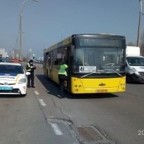 Поліція перевіряє автобуси на околицях столиці (фото)