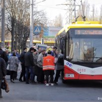 Карантин в Одесі: сутички в транспорті, вибите скло у трамваї та погрози водієві ножем (фото, відео)