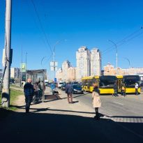 У Києві розлючений пасажир викинув із тролейбуса контролера (відео)