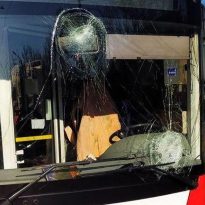 В Одессе из-за карантинных ограничений горожане повредили два троллейбуса и избили водителя
