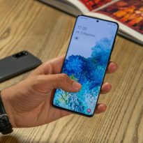 Смартфоны Samsung Galaxy S20 продаются вдвое хуже предшественников