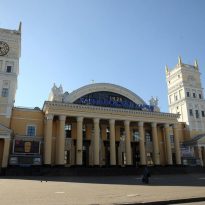Черги на зупинках, порожні вокзали та дитячі майданчики: як проходить карантин у Харкові (фоторепортаж)