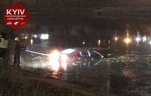 В Киеве легковое авто с пассажирами упало в Русановский канал (видео)