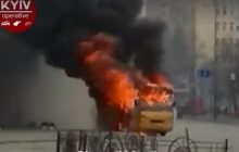 В Киеве во время движения загорелась маршрутка (видео)