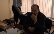 В России взяточник во время обыска съел вещдок и подавился (видео)