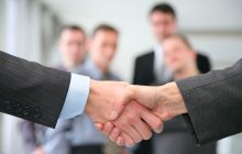 В Швейцарии отказываются от рукопожатий из-за коронавируса