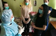 В Новых Санжарах на День рождения одной из эвакуированных Скалецкая пришла в "скафандре" (фото)
