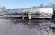 На Днепропетровщине в результате ДТП на дорогу вытекло 10 тонн масла (фото, видео)