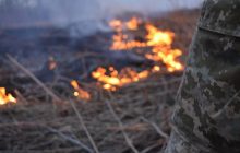 Вражеский обстрел под Марьинкой спровоцировал большой пожар, поврежден украинский опорный пункт (фото)