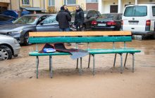 Вода лилась рекой: в Киеве из-за прорыва трубы затопило подвалы, двор и припаркованные авто (фото, видео)