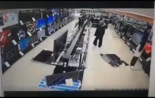 В России мужчина разгромил молотком около десятка плазм и попал на видео