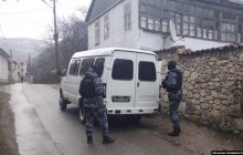 В Крыму после обысков ФСБ задержала четырех татар (фото)