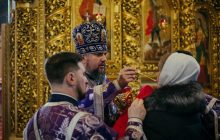 "Кашляє і цілує ікону": як парафіяни українських церков "дотримуються" карантину (фото)