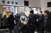 На вокзалах ввели обмеження: українців просять не поспішати повертати квитки через черги (фоторепортаж)