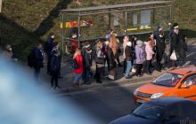 Километровые очереди: в сети показали, как киевляне добирались на работу из-за спецрежима общественного транспорта (видео)