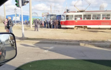 В Харькове разъяренные пассажиры разбили стекло в трамвае: движение массово блокируется (фото, видео)